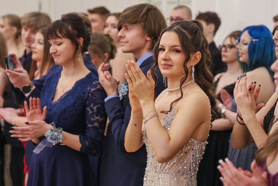 Łódź. Studniówka II LO w Łodzi. Wspaniali maturzyści świętowali w Pałacu Skotniki