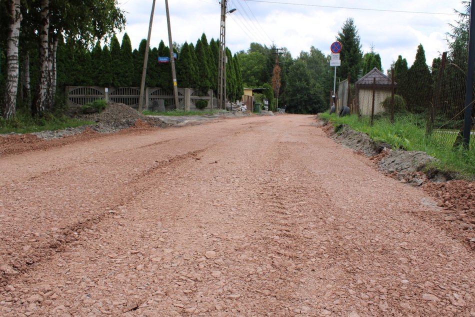 Łódź. Remont Bałtyckiej w Łodzi rozpoczęty. Betonowe płyty zastąpią drogę gruntową