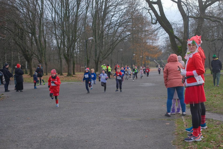 Łódź. Świąteczny bieg w parku Baden-Powella w Łodzi. Wspaniała atmosfera z nutą rywalizacji