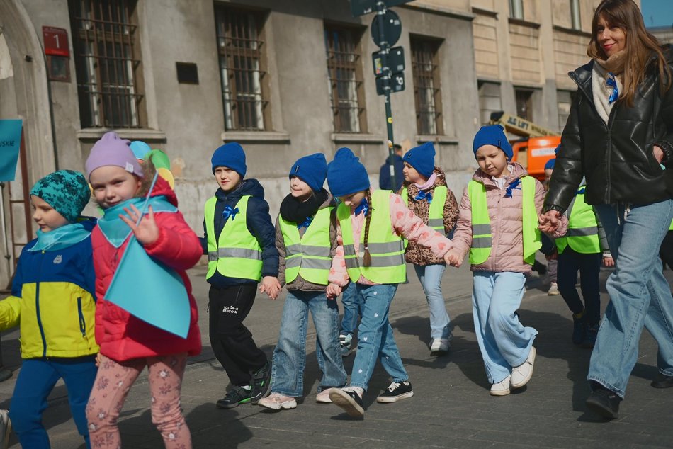Łódź. Światowy Dzień Autyzmu. Przedszkolaki przemaszerowały Piotrkowską!