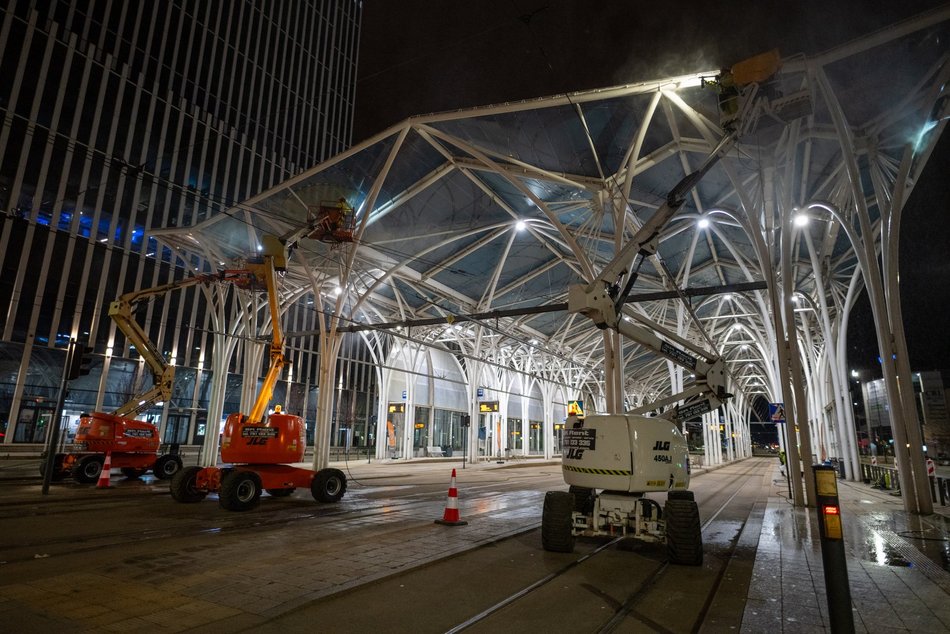 Wielkie sprzątanie Stajni Jednorożców. Przystanek umyty po sam dach!