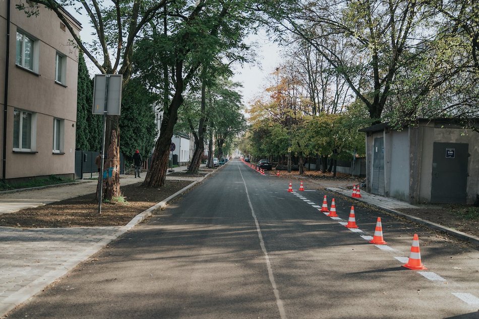 Łódź. Remont Odyńca w Łodzi na finiszu. Nowa jezdnia, chodniki i miejsca parkingowe