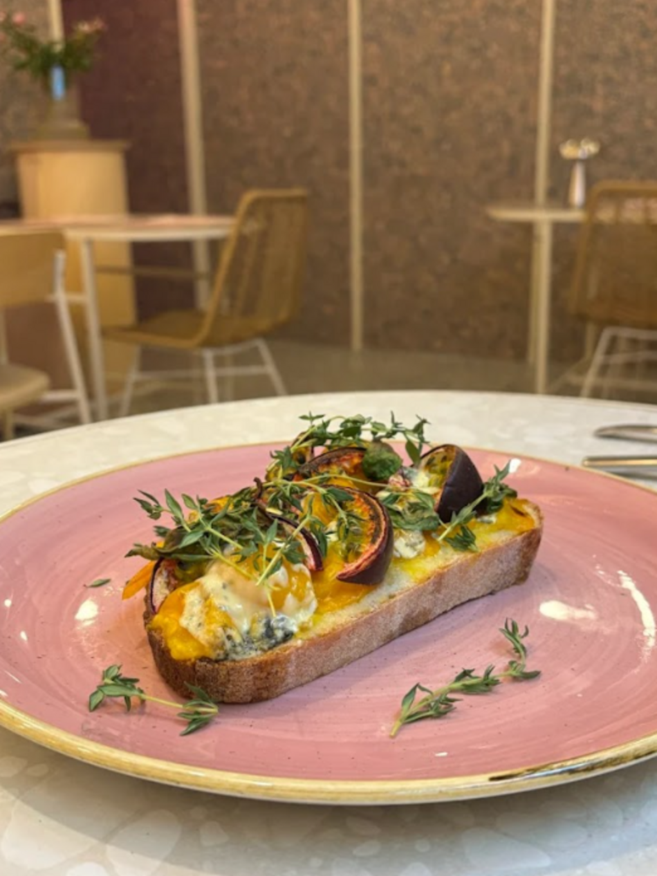 Łódź. Restauracja Olio w Łodzi. Pizza neapolitańska, bruschetty, foccacie i sałatki