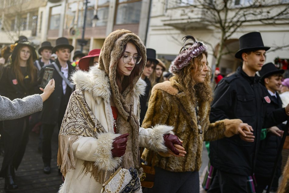 Łódź. Polonez dla Łodzi. Tłumy maturzystów zatańczyły na Piotrkowskiej. Razem z nimi łodzianie!