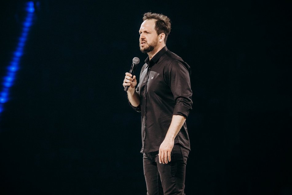Rafał Pacześ wystąpił w Atlas Arenie. Salwy śmiechu wywołał program „Prokura Tour’a”