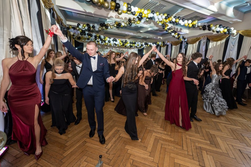 Łódź. Studniówka XXVI LO w Łodzi. Ależ oni zatańczyli... i jak pięknie wyglądali!