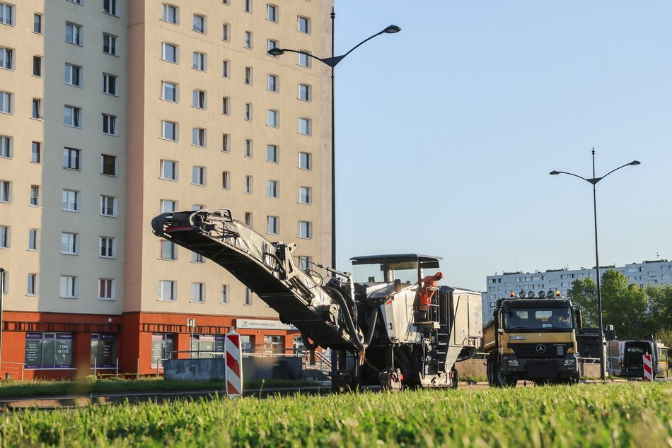 Łódź. Wieczorny remont Rokicińskiej w Łodzi. Kiedy drogowcy położą nowy asfalt?