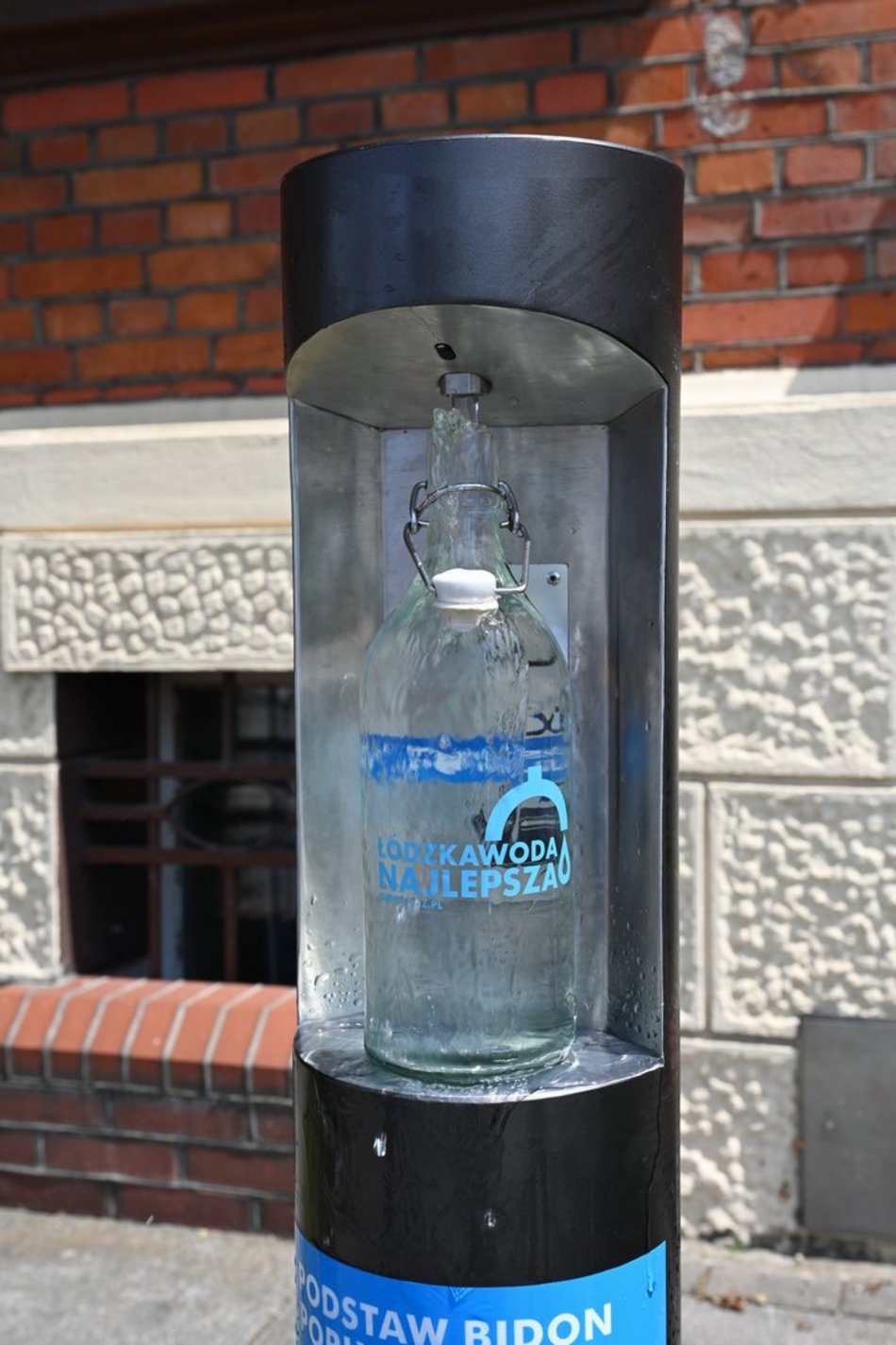 Łódź. Nowy zdrój z wodą w Łodzi. Powstał w odpowiedzi na potrzeby mieszkańców