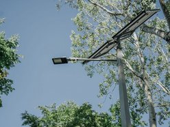 Łódź. Zielony zakątek na Radogoszczu w Łodzi. Odnowione chodniki, nowe alejki, ławki, kosze i latarnie