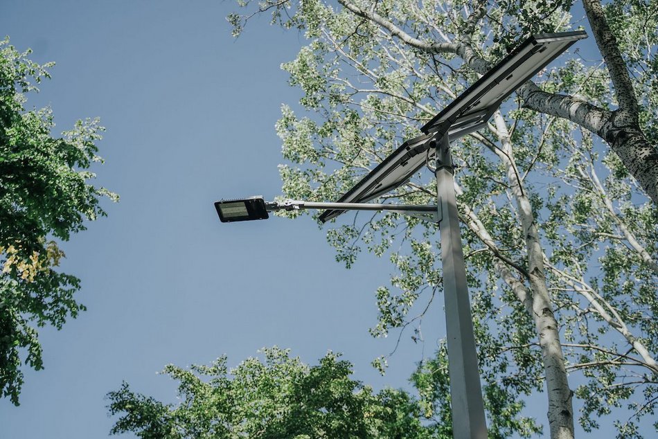 Łódź. Zielony zakątek na Radogoszczu w Łodzi. Odnowione chodniki, nowe alejki, ławki, kosze i latarnie