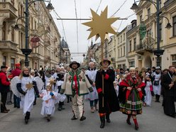 Orszak Trzech Króli w Łodzi. Tłumy łodzian świętowały w kolorowym pochodzie [ZDJĘCIA]