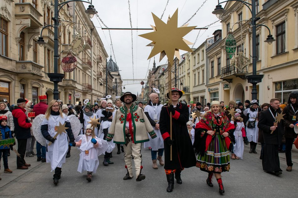 Orszak Trzech Króli w Łodzi. Tłumy łodzian świętowały w kolorowym pochodzie [ZDJĘCIA]