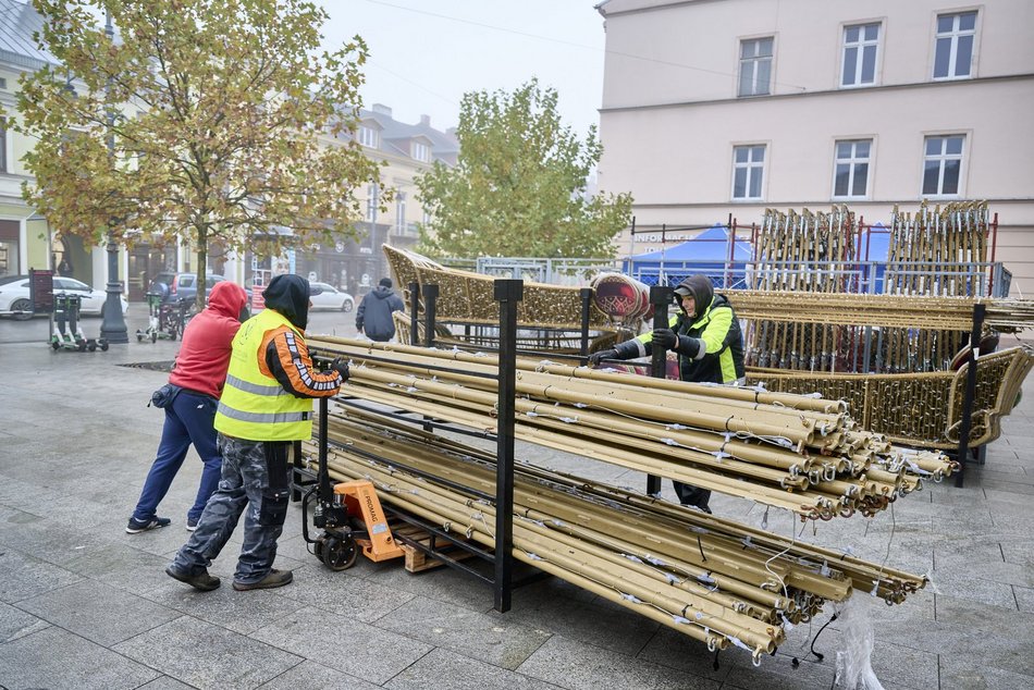 Montaż iluminacji na Piotrkowskiej