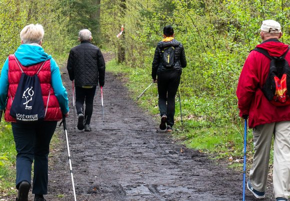 Seniorzy podczas nordic walking
