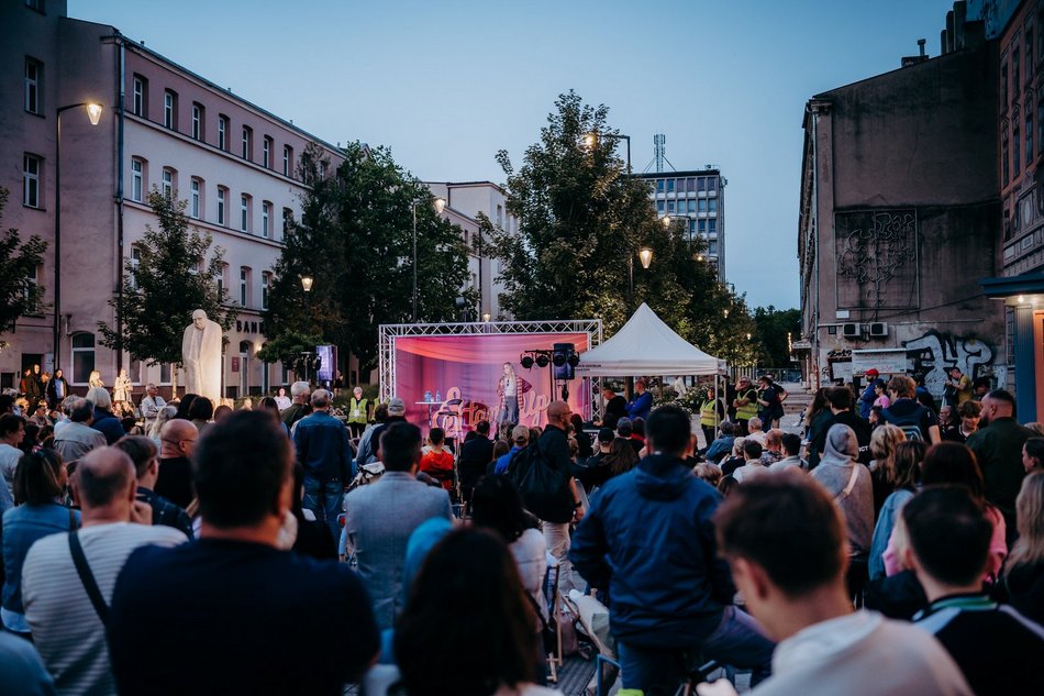 Stand-up w pasażu Schillera