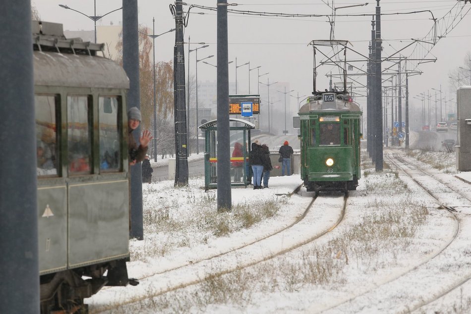 Wielka parada zabytkowych autobusów i tramwajów MPK Łódź