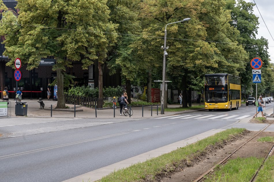 Piętrowy, żółty autobus na ulicach Łodzi
