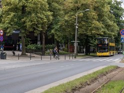 Piętrowy, żółty autobus na ulicach Łodzi