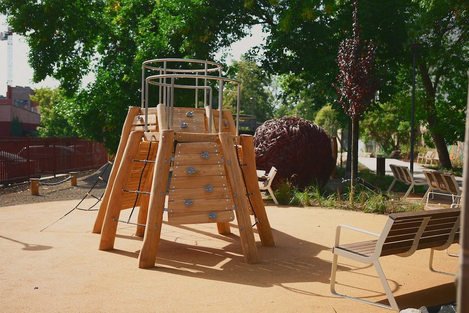 Łódź. Takiego skweru w Łodzi jeszcze nie było! Siłownia, park sensoryczny i plac zabaw już gotowe