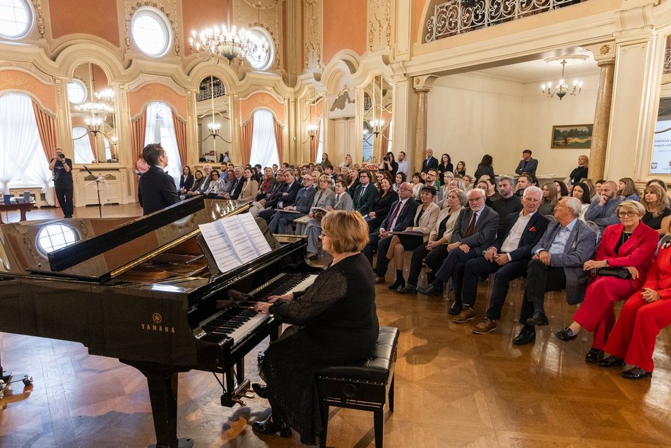 Łódź. Stypendia dla wybitnych uczniów z Łodzi i regionu przyznane. Nagrodzeni także nauczyciele