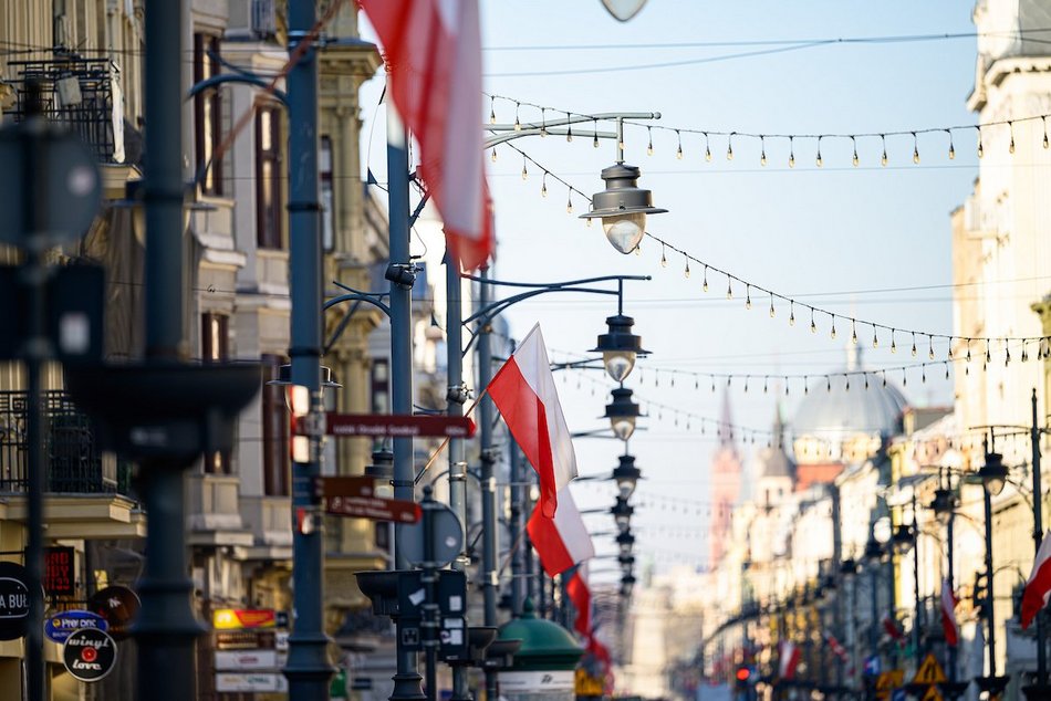 Łódź. Biało-czerwono na Piotrkowskiej. Flagi z okazji Święta Niepodległości
