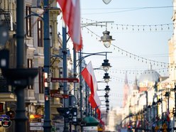 Łódź. Biało-czerwono na Piotrkowskiej. Flagi z okazji Święta Niepodległości