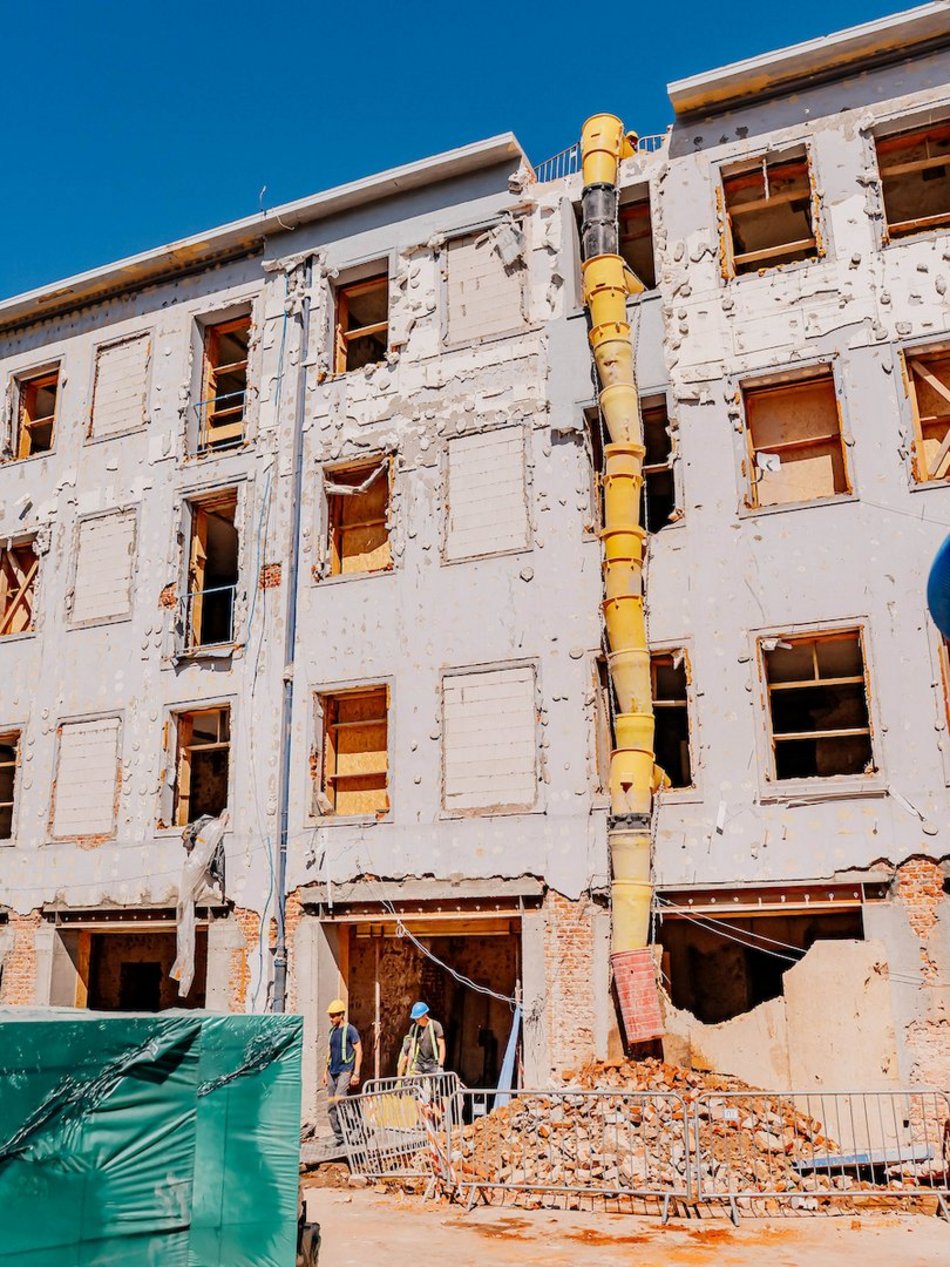 Łódź. „Dziura” przy Piotrkowskiej 58 w Łodzi znika na naszych oczach! Prace wystartowały!