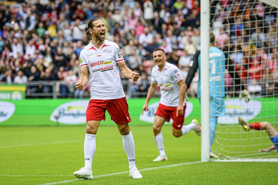 Łódź. Mecz Gwiazd w Łodzi. Na murawie Boniek, Krzynówek, Krychowiak