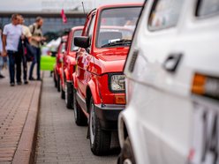 Łódź. Parada maluchów w Manufakturze! Kultowe fiaty 126p ciągle w modzie