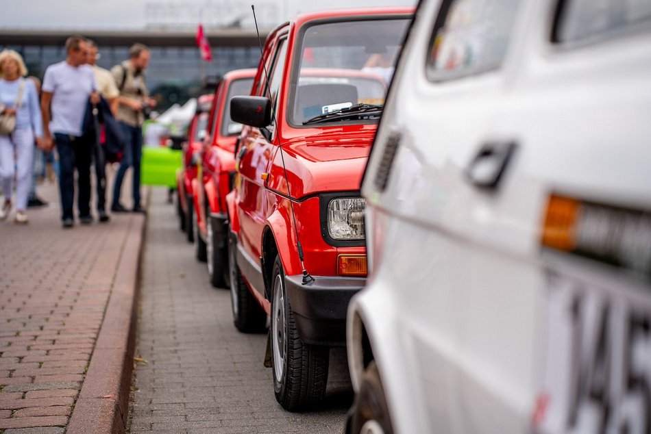 Łódź. Parada maluchów w Manufakturze! Kultowe fiaty 126p ciągle w modzie
