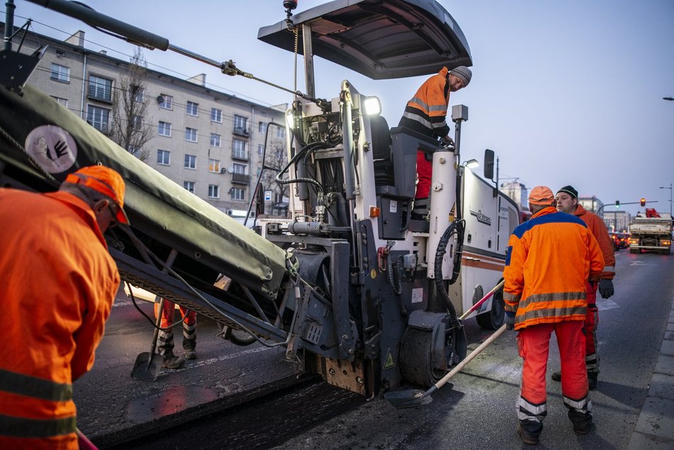 naprawianie ubytków w ulicy