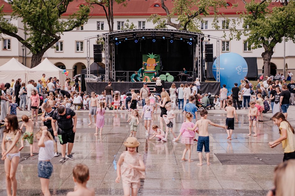 Łódź. Miejski Dzień Dziecka 2025 w Łodzi. Majka Jeżowska, dmuchańce i pokazy [ZDJĘCIA]