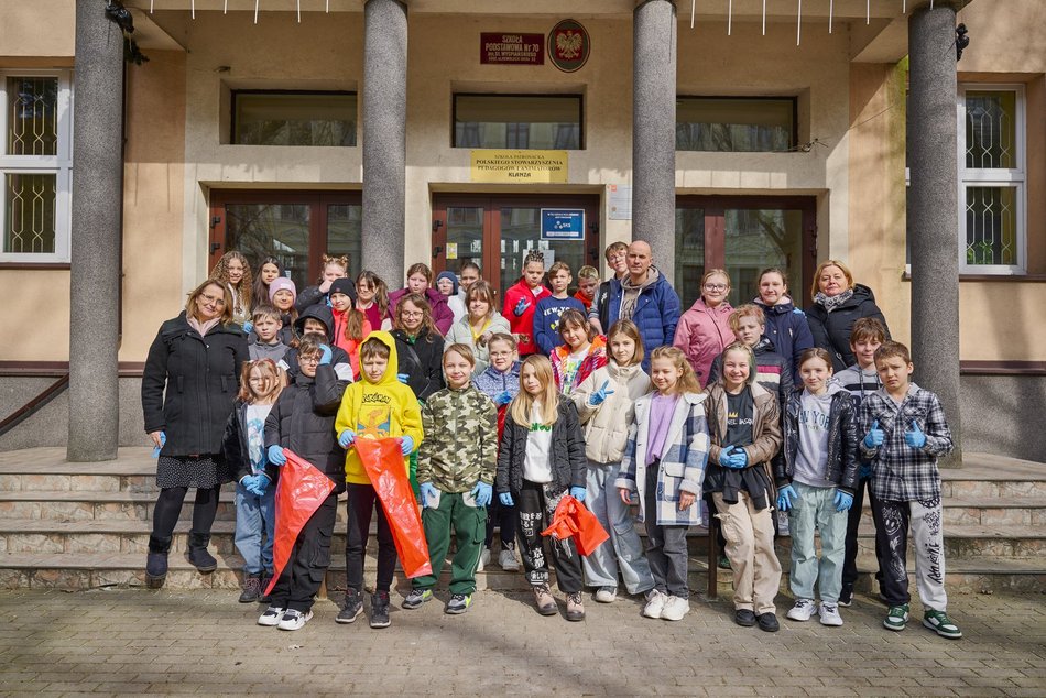 Uczniowie Szkoły Podstawowej nr 70 sprzątają Łódź