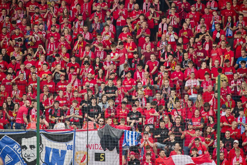 Kibice na meczu Widzewa Łódź z Lechem Poznań