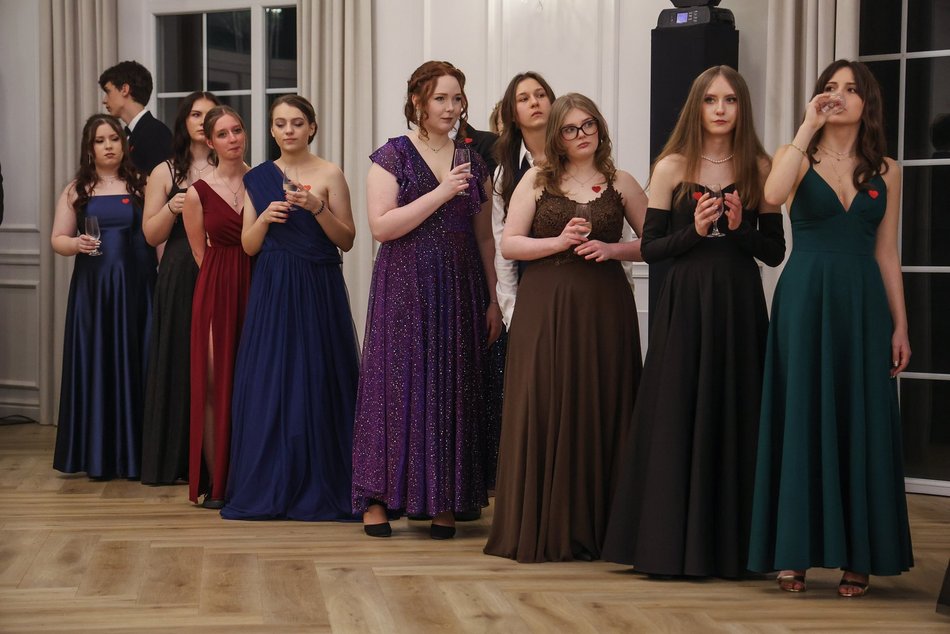 Łódź. Studniówka II LO w Łodzi. Wspaniali maturzyści świętowali w Pałacu Skotniki