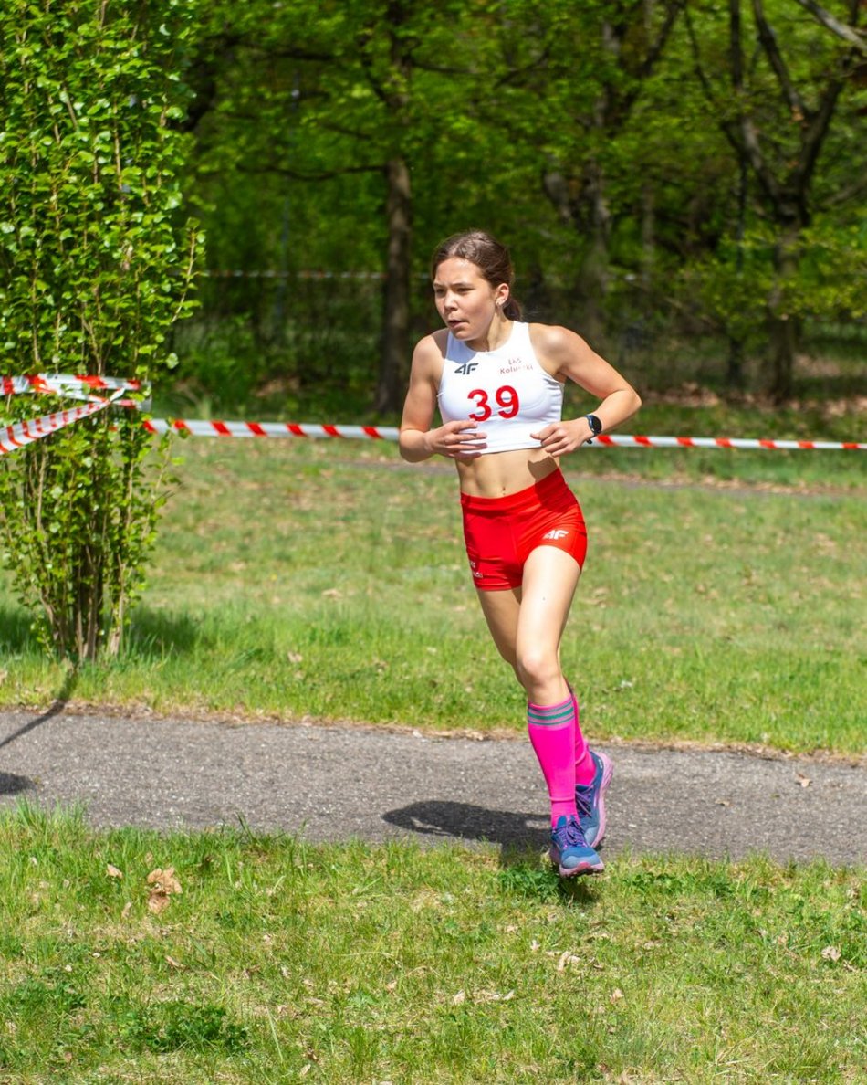 Łódź. XVII Bieg Olimpijczyków w parku Baden-Powella. Rywalizowali uczniowie szkół w Łodzi