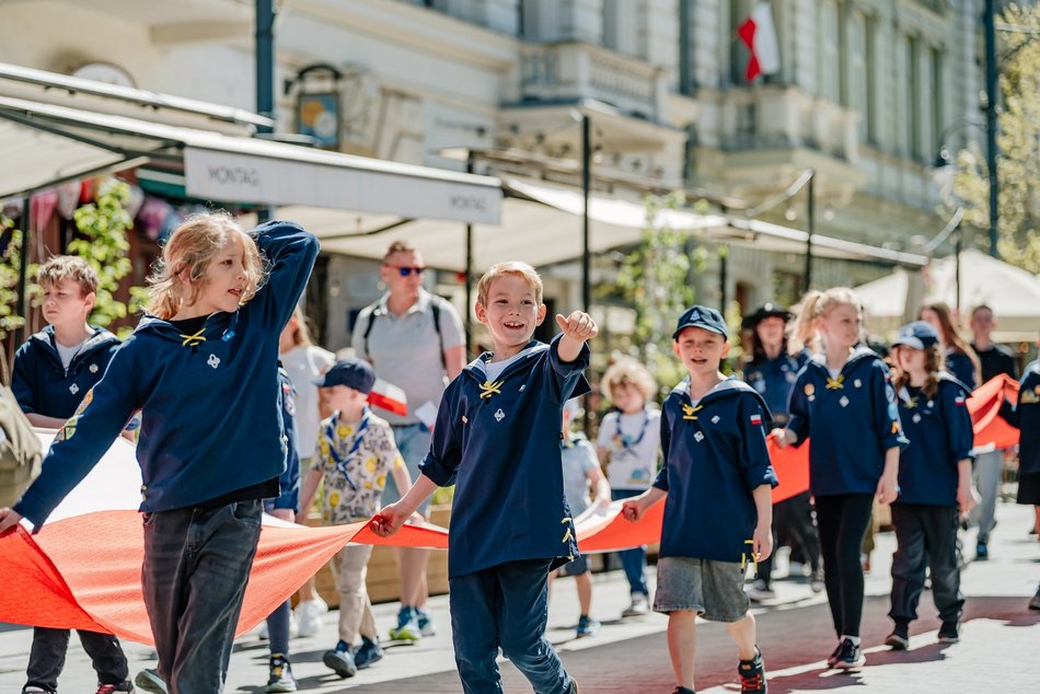 Łódź. Dzień Flagi w Łodzi. Biało-czerwony korowód przeszedł Piotrkowską