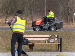 Łódź. Wiosenne porządki w Parku na Janowie. Tak Łódź dba o zieleń po zimie!
