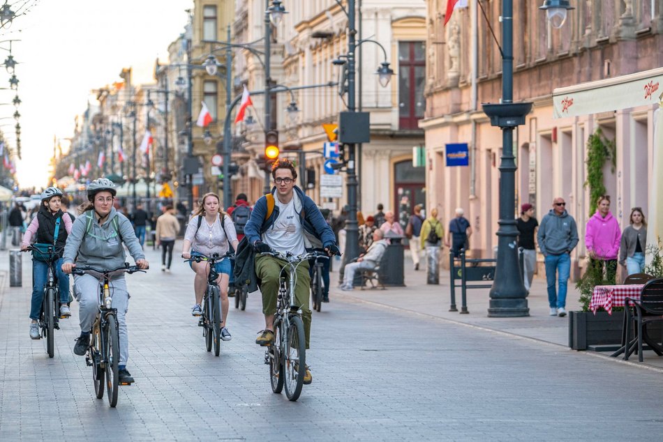 Łódź. Majówka na Piotrkowskiej w Łodzi. Tłumy spacerowiczów od rana do wieczora!