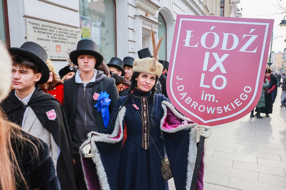 Łódź. Polonez dla Łodzi. Tłumy maturzystów zatańczyły na Piotrkowskiej. Razem z nimi łodzianie!