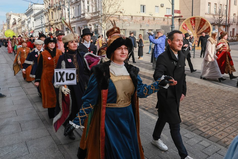 Łódź. Polonez dla Łodzi. Tłumy maturzystów zatańczyły na Piotrkowskiej. Razem z nimi łodzianie!