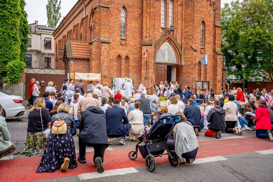 Łódź. Boże Ciało w Łodzi. Procesja z kościoła Matki Boskiej Zwycięskiej przeszła ulicami miasta