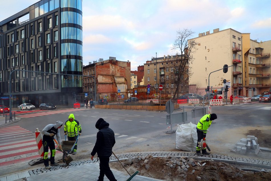 Remont Struga dobiega końca. Jest już asfalt, kiedy skończą chodniki?