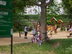 Łódź. Łodzianie spędzają czas wolny w Parku Helenów i Parku Podolskim w Łodzi. Sport i chillout