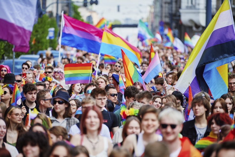 Marsz Równości w Łodzi - kolorowy tłum na Piotrkowskiej