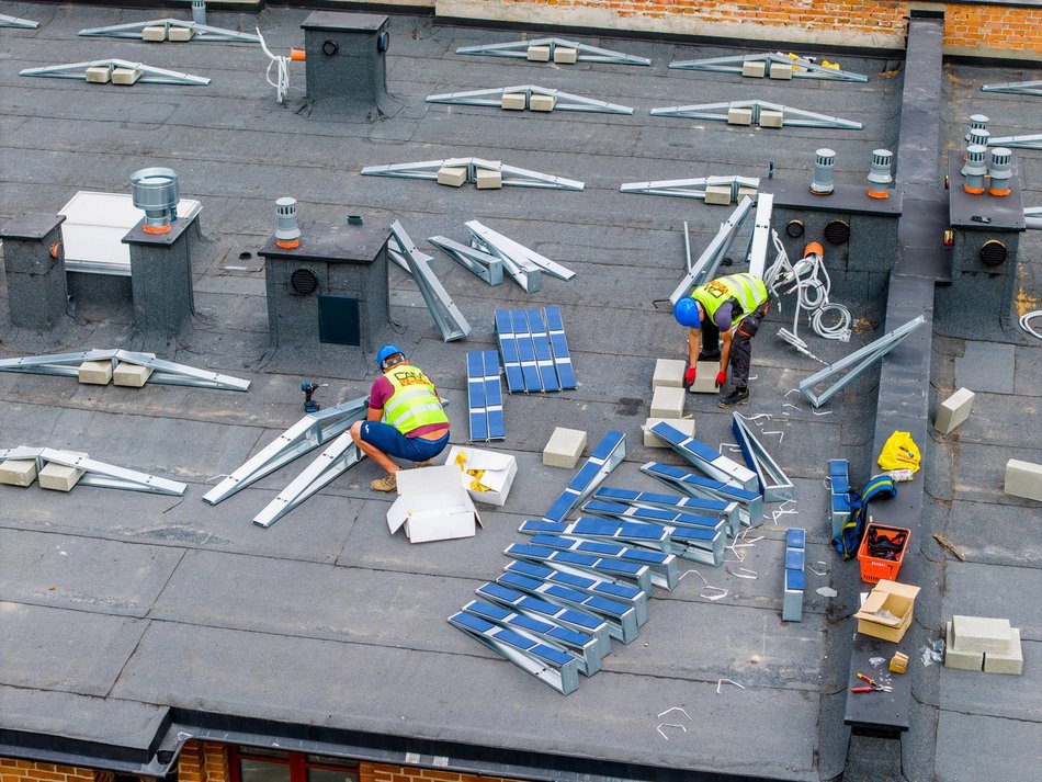 Montują fotowoltaikę na famułach przy Ogrodowej w Łodzi