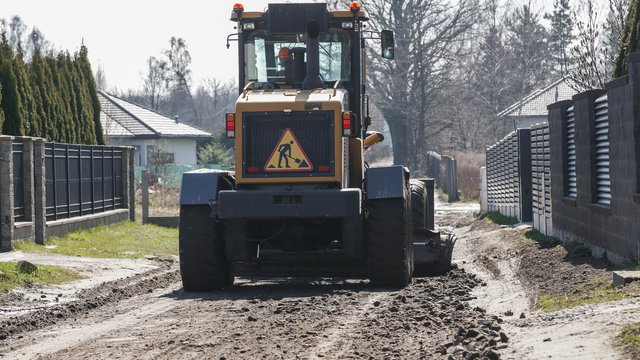 Drogi gruntowe w Łodzi. Ekipy robotników wyrównują ulice w Dolinie Łódki