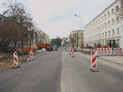 Łódź. Drogowcy ułożyli już nową nawierzchnię jezdni na Lutomierskiej