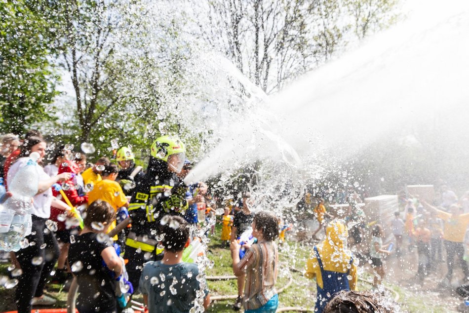 Bitwa wodna na Manhattanie w Łodzi. Śmigus-dyngus pełną parą!