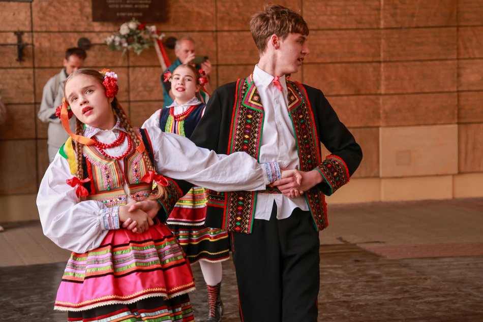 Łódź. Łodzianie uczcili je tańcem przy pomniku pisarza